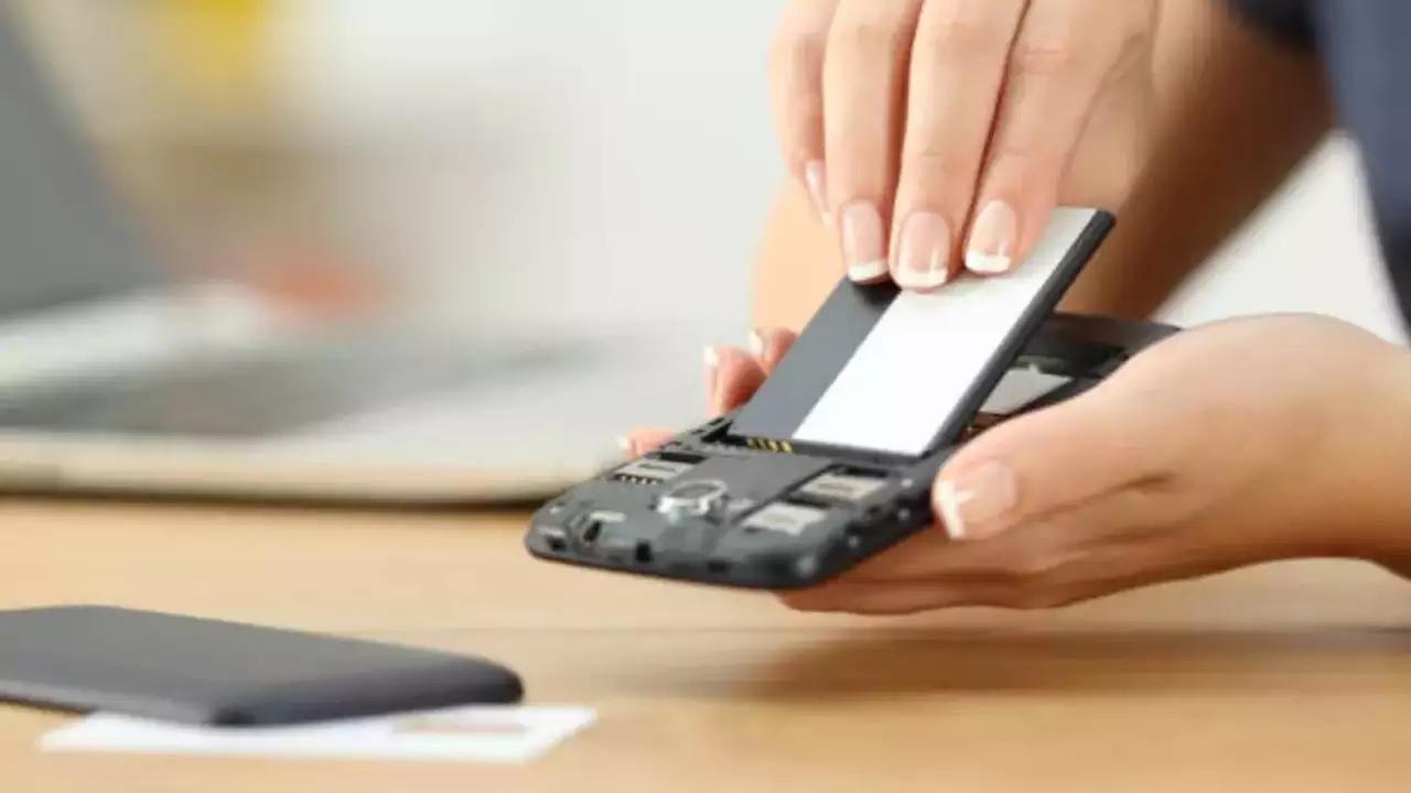 Thao pin ra - Sua chua dien thoai Minh Phat Mobile Bac Lieu 0979150456 web https://kenhkienthucmeovat.com dia chi 67c/10 Lo Tra Van, Khom 1, Phuong 1, tp. Bac Lieu, Bac Lieu