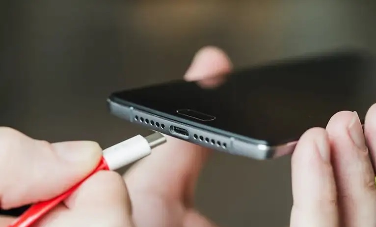 Tại sao điện thoại không sạc được? Hướng dẫn khắc phục sự cố